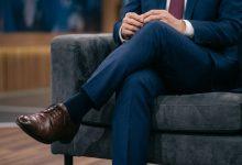 多數人從小被長輩提醒不要翹腳，包括會傷膝蓋、導致靜脈曲張或影響坐姿。（圖／AI生成）