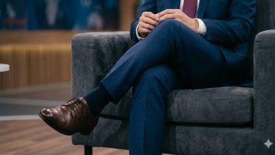 多數人從小被長輩提醒不要翹腳，包括會傷膝蓋、導致靜脈曲張或影響坐姿。（圖／AI生成）