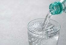 氣泡水可能在體重管理中扮演小幅輔助角色，透過輕微提升血糖吸收與代謝，對減重產生有限影響，但效果不足以帶來明顯體重下降。（圖／AI生成）