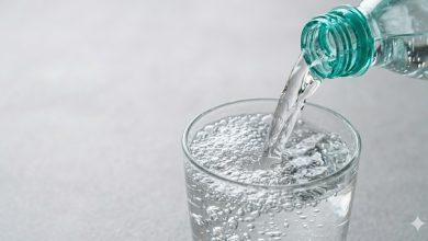 氣泡水可能在體重管理中扮演小幅輔助角色，透過輕微提升血糖吸收與代謝，對減重產生有限影響，但效果不足以帶來明顯體重下降。（圖／AI生成）