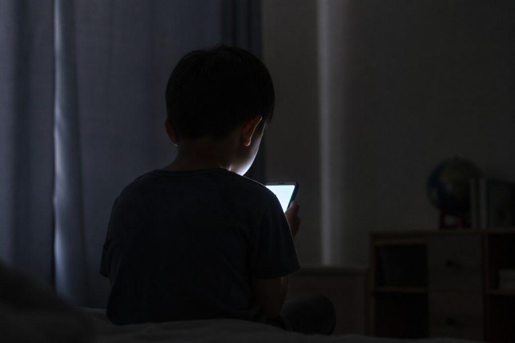 研究發現，何時開始建立觀看A片的固定習慣，可能與未來心理健康狀況密切相關。（圖／AI生成）