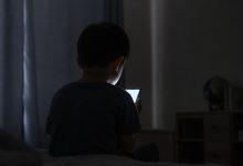 研究發現，何時開始建立觀看A片的固定習慣，可能與未來心理健康狀況密切相關。（圖／AI生成）