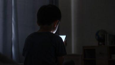 研究發現，何時開始建立觀看A片的固定習慣，可能與未來心理健康狀況密切相關。（圖／AI生成）