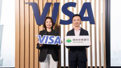 Visa 攜手國泰世華銀行於 CUBE App 導入 Visa 全球通匯（Visa Direct），推出小額跨境匯款服務。（由左至右：台灣 Visa 總經理黃慧琴、國泰世華銀行數位長陳冠學）。（圖／Visa提供）