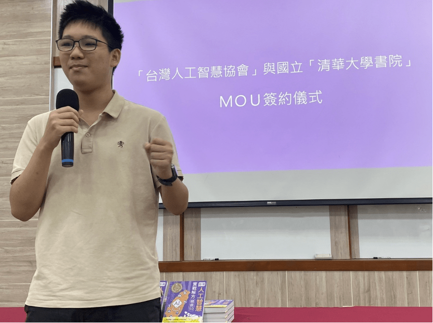 清華學院學士班大一學生邱榮彥分享他們如何組建團隊、將創意化為行動，透過跨系所合作，獲得創業競賽第一名的經驗。（圖／清華大學書院提供）