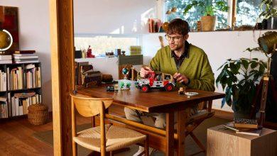 你可以給它一個印有霸王龍追逐圖案的後視鏡——「必須更快！」——或者在車尾安裝一個帆布頂篷，重現丹尼斯．內德里駕駛的那輛車。（圖／取自logo官網）