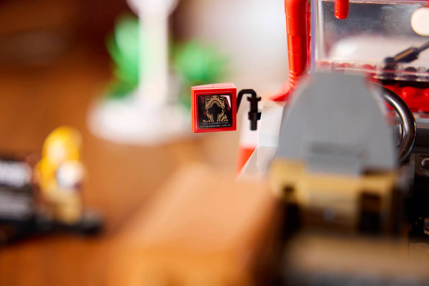 套裝還包含一塊資訊牌和一個東碼頭標誌，組裝好的吉普車甚至還配有可滾動的橡膠輪胎。（圖／取自logo官網）