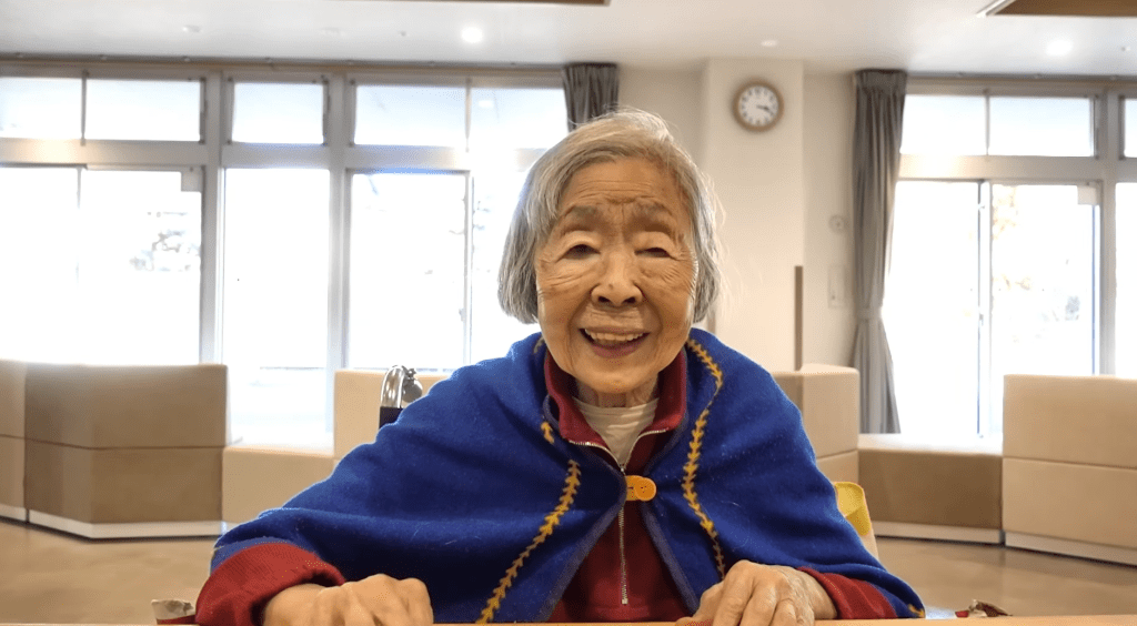 96歲的日本遊戲奶奶森濱子（Hamako Mori)，在近日結束了長達三年的YouTube停更，解釋她遭遇了一場意外，不得不住院治療。（圖／擷取自Gamer Grandma YT）