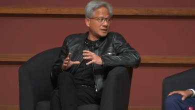 黃仁勳設想了人們普遍擔憂的人工智慧會徹底取代工作崗位的觀念。他認為，人工智慧將以數位主管的身份融入日常工作流程，追蹤績效、優化任務並督促員工提高效率。與其說是失去工作，不如說是多了一個永不停歇、兢兢業業的同事。（圖／擷取自Stanford Graduate School of Business）