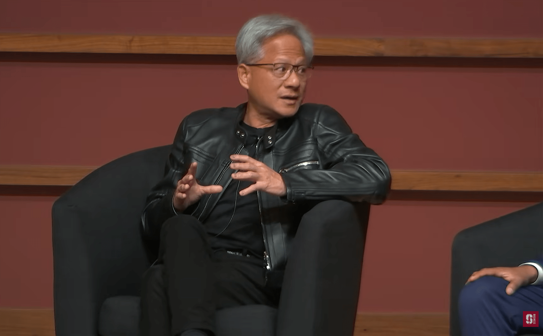 黃仁勳設想了人們普遍擔憂的人工智慧會徹底取代工作崗位的觀念。他認為，人工智慧將以數位主管的身份融入日常工作流程，追蹤績效、優化任務並督促員工提高效率。與其說是失去工作，不如說是多了一個永不停歇、兢兢業業的同事（圖／擷取自Stanford Graduate School of Business）