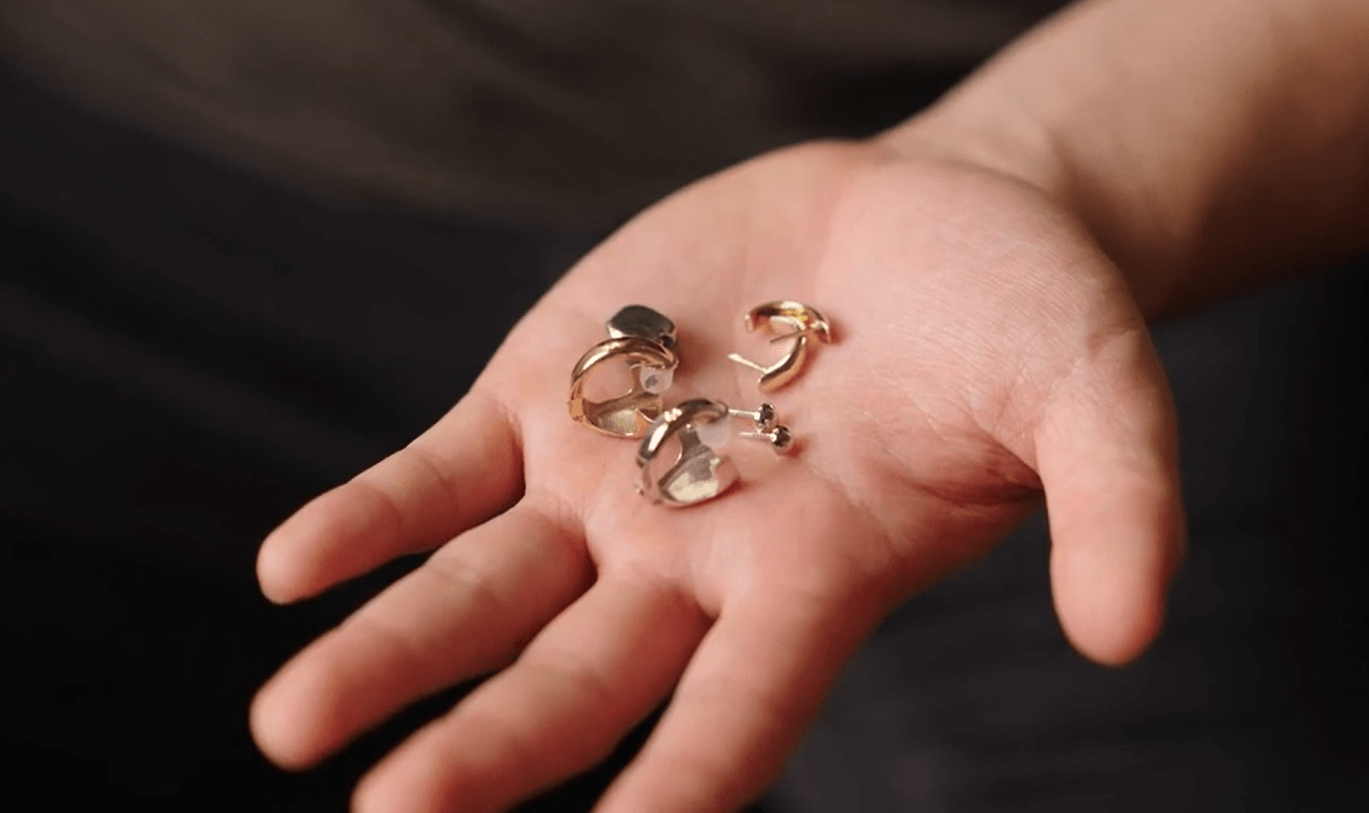 重量不到 1 克，款式多樣，材質有金、銀和鈦金三種，還可以選擇耳環、耳釘、耳夾或手鐲。（圖／擷取自lumia2官網）