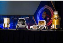 從左至右，依序為 Blue Origin Mark 1 月球著陸器模型、Astrolab 載人月球車、Lunar Outpost Pegasus 月球車，以及 Firefly Elytra Dark 軌道器模型。這些模型於2026年5月26日於美國華盛頓 NASA 瑪麗•W•傑克森總部舉行的「月球基地」計畫記者會後展示，該計畫旨在推動月球南極長期人類活動與科學、商業探索。（圖／NASA / Aubrey Gemignani）