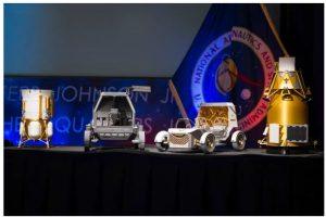 從左至右，依序為 Blue Origin Mark 1 月球著陸器模型、Astrolab 載人月球車、Lunar Outpost Pegasus 月球車，以及 Firefly Elytra Dark 軌道器模型。這些模型於2026年5月26日於美國華盛頓 NASA 瑪麗•W•傑克森總部舉行的「月球基地」計畫記者會後展示，該計畫旨在推動月球南極長期人類活動與科學、商業探索。（圖／NASA / Aubrey Gemignani）