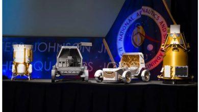 NASA更新Artemis月球計畫 南極基地規劃、月面車隊與跳躍式探測技術同步推進 5 從左至右,依序為 Blue Origin Mark 1 月球著陸器模型、Astrolab 載人月球車、Lunar Outpost Pegasus 月球車,以及 Firefly Elytra Dark 軌道器模型。這些模型於2026年5月26日於美國華盛頓 NASA 瑪麗•W•傑克森總部舉行的「月球基地」計畫記者會後展示,該計畫旨在推動月球南極長期人類活動與科學、商業探索。(圖/NASA / Aubrey Gemignani)