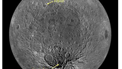 月球最大的撞擊地形「南極－艾特肯盆地」（South Pole–Aitken Basin），因橫跨艾特肯隕石坑與月球南極之間而得名。（圖／NASA/GSFC/Arizona State University）