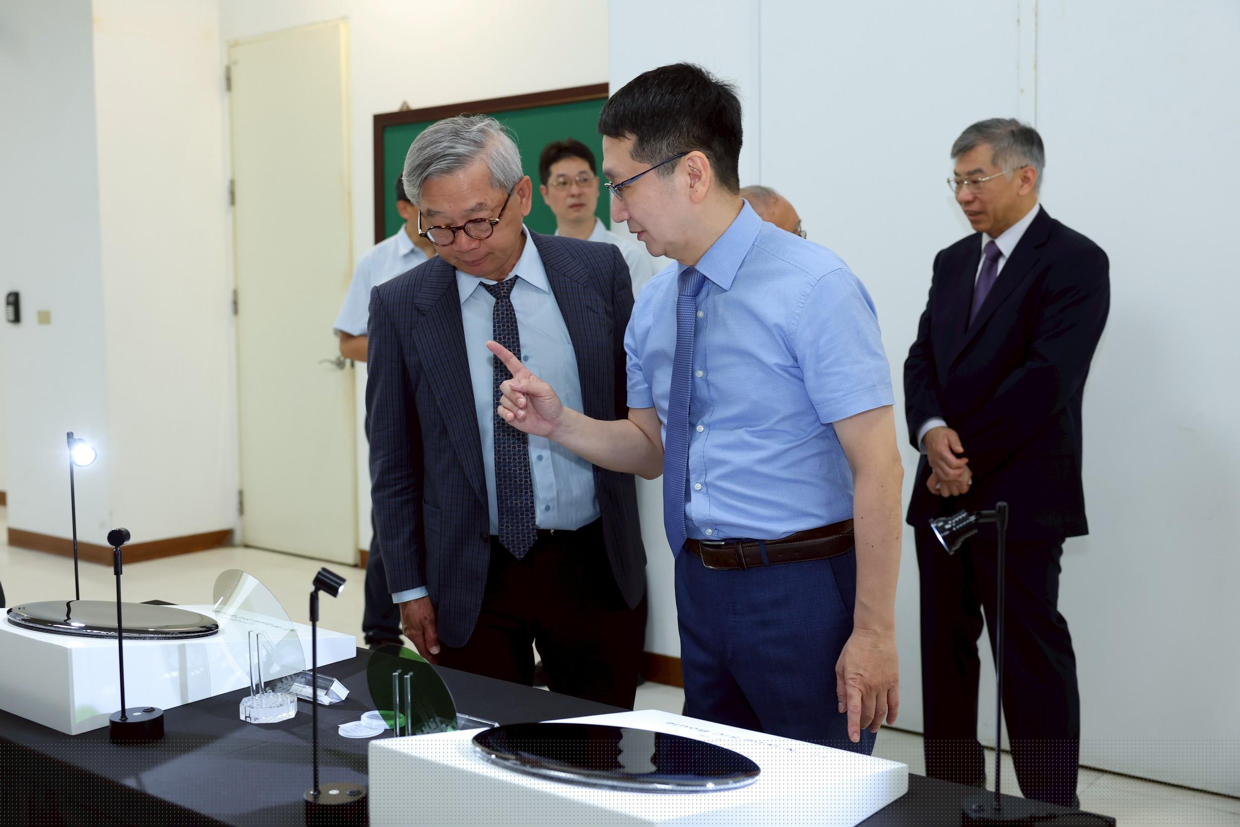 1150513國科會主委吳誠文率團訪視成大晶體研究中心03