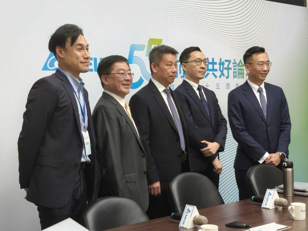 精選 2 台達董事長暨執行長鄭平接受媒體聯訪時指出,台灣電網負載還沒有到臨界,主要是電力來源不夠。(圖/記者許若茵攝)