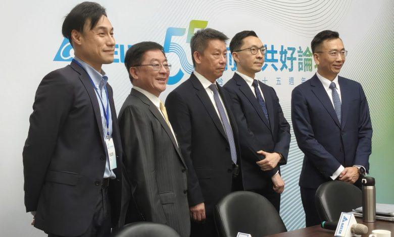 台達董事長暨執行長鄭平接受媒體聯訪時指出，台灣電網負載還沒有到臨界，主要是電力來源不夠。（圖／記者許若茵攝）