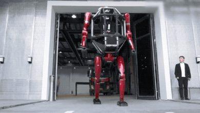 鋼鐵人成真?宇樹科技推可駕駛「巨型雙足機器人」 可徒手爆破磚牆 4 (圖/擷取自宇樹科技微博)