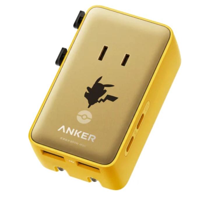 Anker Japan 宣布攜手《寶可夢》打造聯名新品 7月上市開賣 3 讓旅途中的充電體驗更加精彩刺激!它可以將日本標準插頭轉換為全球通用的插頭,可在超過200個國家和地區使用。不僅如此,通電後,插頭上的精靈球圖案還會亮起!(圖/取自ankerjapan官網)