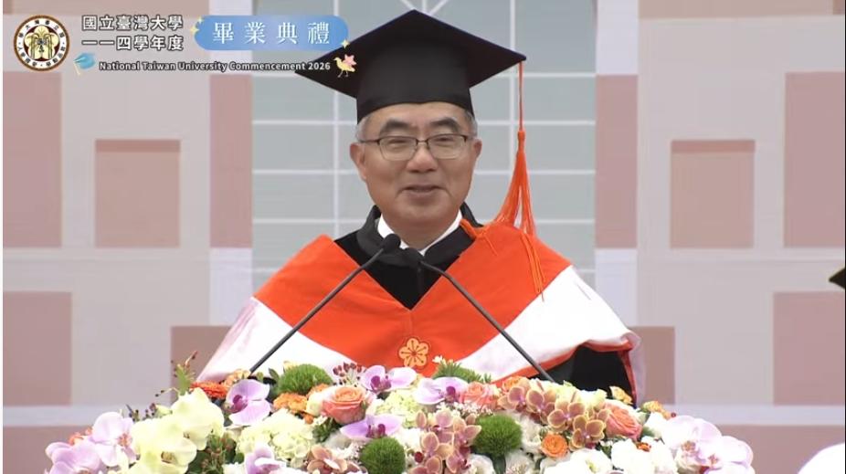 台大畢業典禮今登場!校長陳文章談跨域力 勉學子保持韌性 1 臺灣大學今(30)日舉辦114學年度畢業典禮。臺大校長陳文章期許畢業生們不要害怕失敗,保持韌性與熱情,持續追求理想,並以具體行動來幫助他人,終究能為社會帶來改變。(圖/擷取自台大直播)