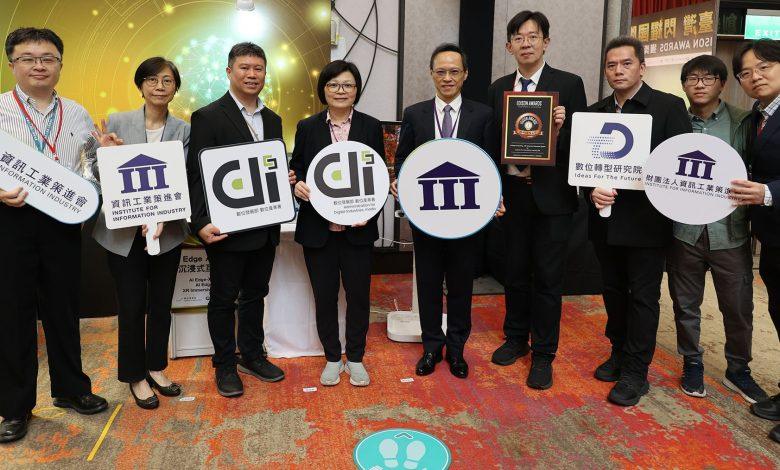 資策會研發「Edge AI 驅動之 XR 沉浸式互動通訊系統」拿下第39屆愛迪生獎（Edison Awards）生活風格、娛樂與設計類銅獎，圖為數位部數產署副組長陳慧慧（左4）、資策會執行長范俊逸（中）、資策會副執行長林玉凡（左2）與獲獎團隊等共同合影。 （圖／資策會提供）