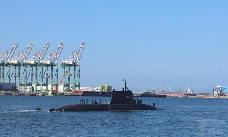 台灣國造潛艦新里程碑！海鯤艦與救難艦大武艦協作，順利完成魚雷回收。（圖／國防部）