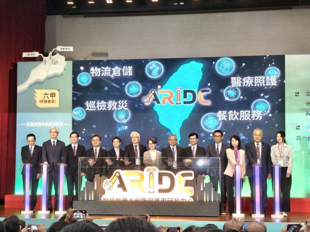 打造台南AI產業金三角!智慧機器人研發中心今成立 助攻台廠搶先機 2 經濟部今(19)日宣布,攜手國發會、國科會共同打造「智慧機器人創新與應用研發中心」正式於工研院六甲院區成立。(圖/記者許若茵攝)