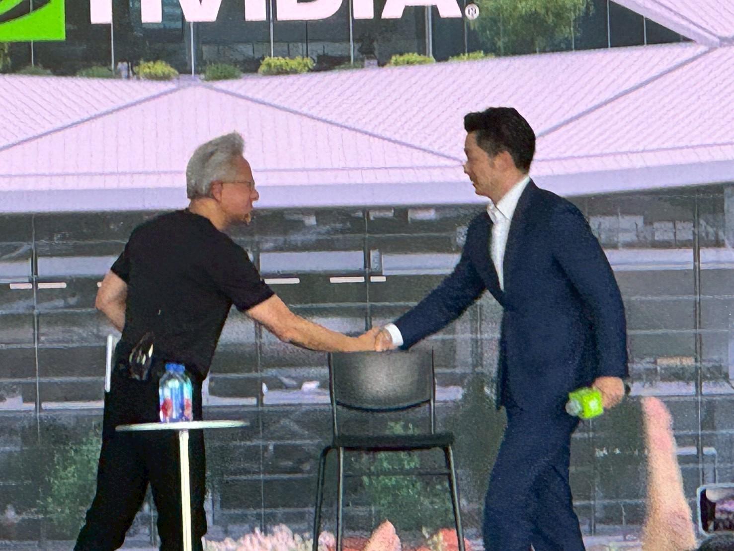 台北市長蔣萬安現身輝達員工大會,並獻上大禮。(圖/記者 孟圓琦攝)