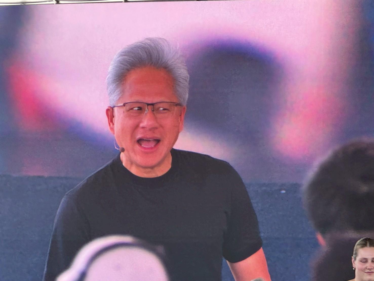 黃仁勳於員工大會上分發簽名球與香檳予同仁,熱絡活動氛圍。(圖/記者 孟圓琦攝)