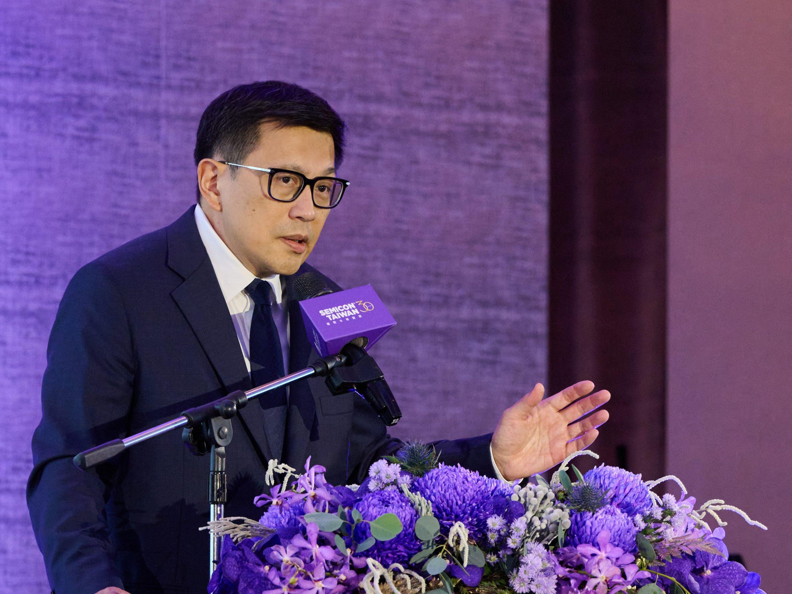 SEMI全球行銷長暨台灣區總裁曹世綸表示，今年SEMICON Taiwan以「Transform Tomorrow 共構未來」為主題，呼應半導體產業必須以生態系協作模式，共同掌握成長機遇、回應巿場的結構性挑戰 scaled