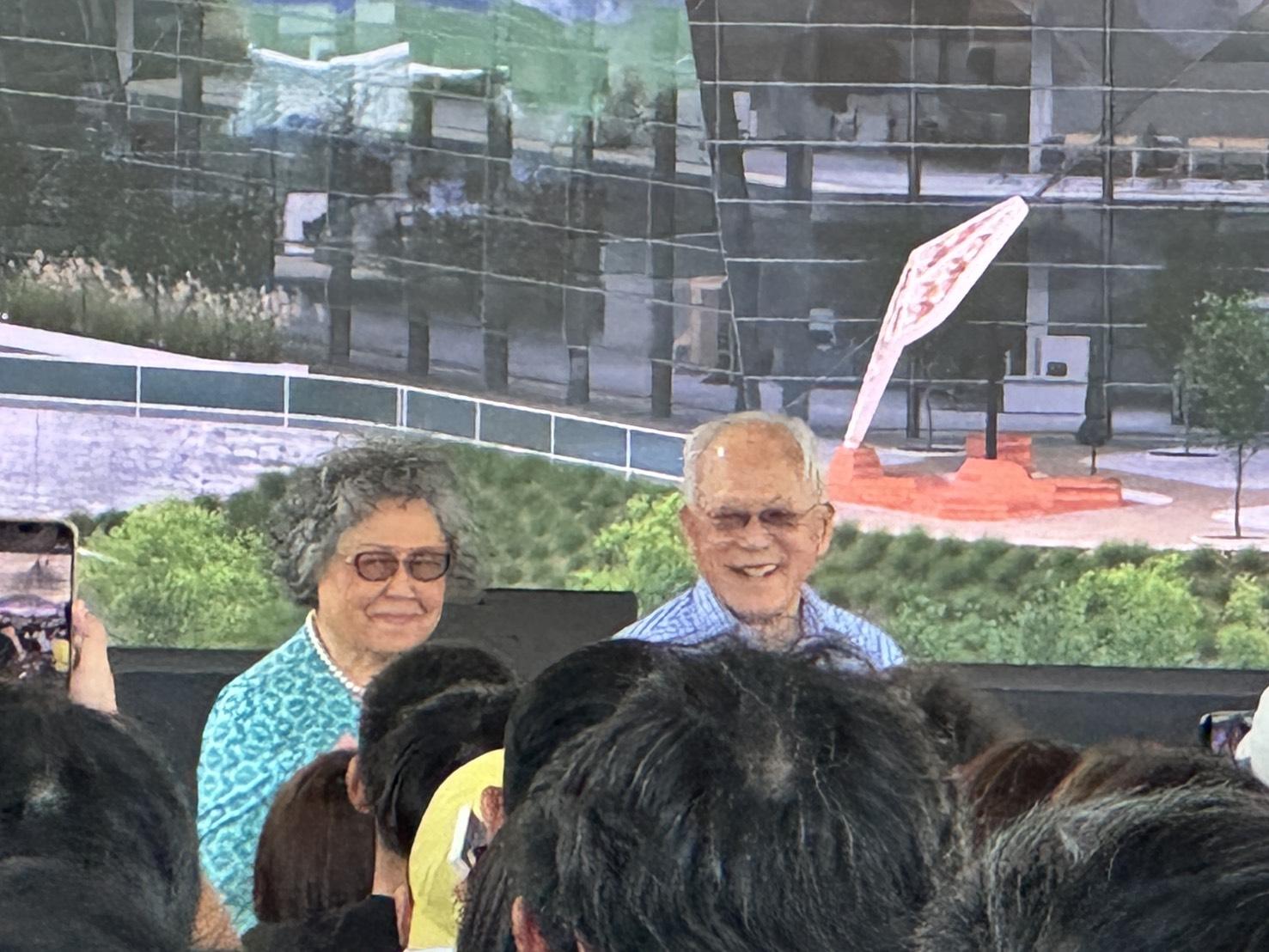 黃家一家三代全出席共同參與站台。圖為黃仁勳父母。（圖／記者 孟圓琦攝）