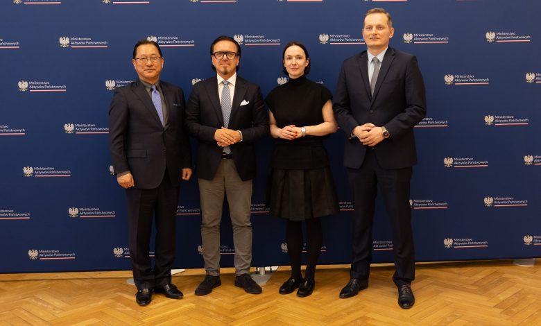鴻海宣布與ElectroMobility Poland達成策略夥伴關係，（由左至右）關潤Jun Seki 鴻海電動車策略