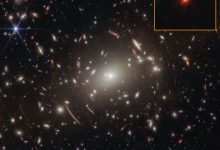 韋伯太空望遠鏡在觀測星系團阿貝爾S1063時，意外取得神秘「小紅點」GLIMPSE-17775的詳細光譜資料。（圖／NASA/ ESA/ CSA/ Vasily Kokorev (UT Austin)
