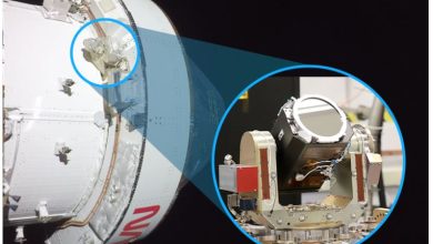NASA開啟月球光速連線!Artemis II雷射通訊讓飛越畫面近即時回傳地球 3 獵戶座(Orion)太空艙內展示 Orion Artemis II Optical Communications System(O2O)。O2O 由位於美國麻薩諸塞州列星頓的麻省理工學院林肯實驗室(MIT Lincoln Laboratory)研發。(圖/取自於NASA)
