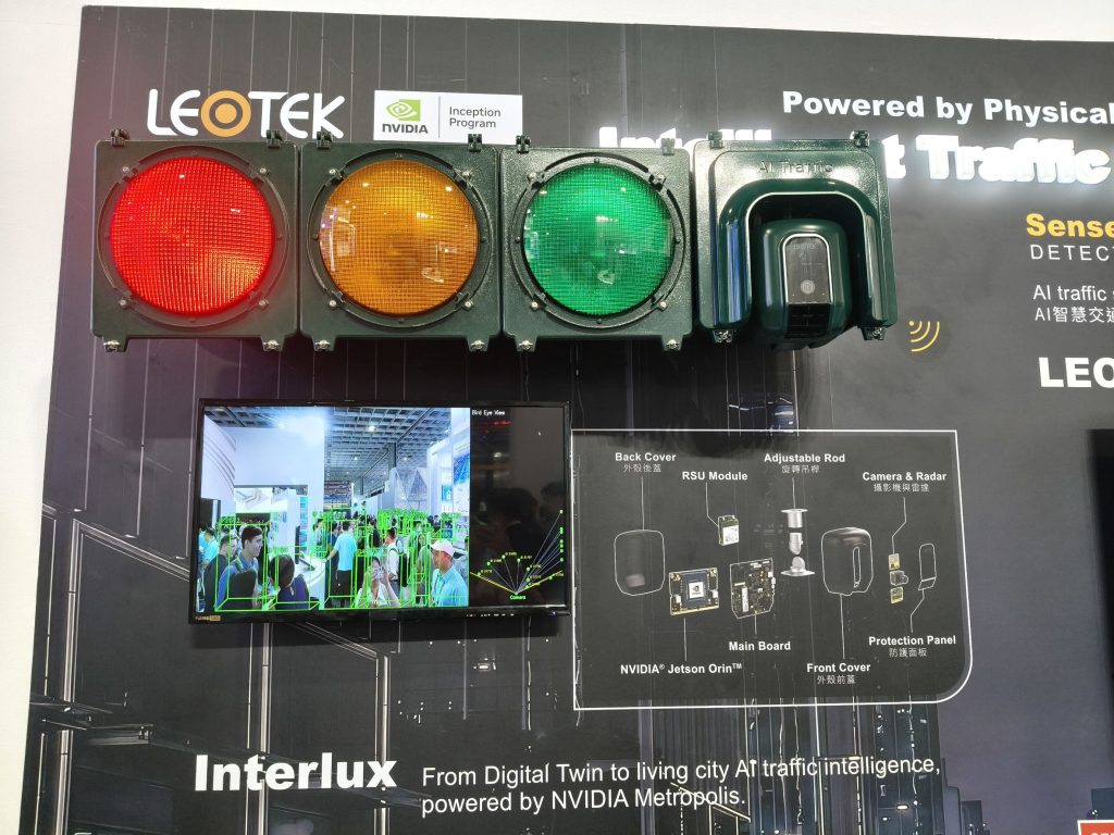 COMPUTEX 2026/把十字路口變聰明 光林智能引領實體AI規模化落地美洲 1 針對次世代智慧交通,光林智能推出了 Interlux AI 交通號誌系統。(圖/記者許若茵攝)