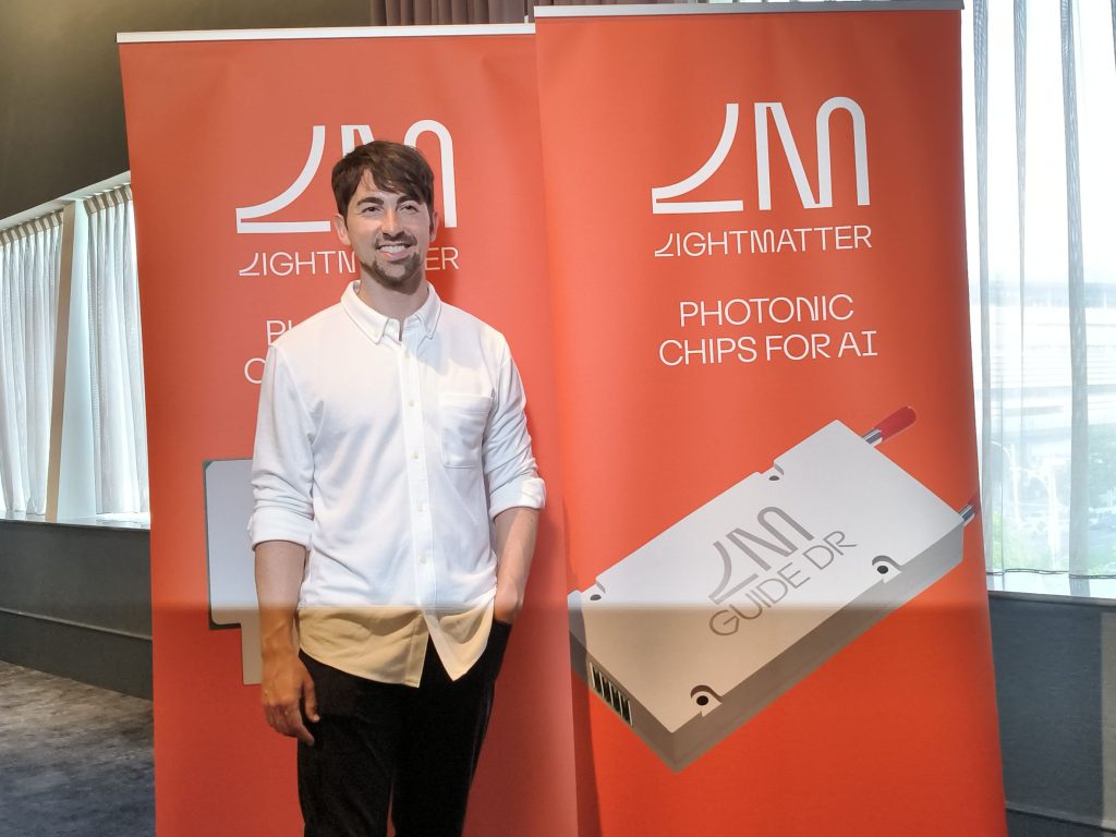 Lightmatter將自己定位為打造下一代AI所需光學基礎設施的關鍵推動者，並宣布加入輝達NVLink。（圖／記者許若茵攝）