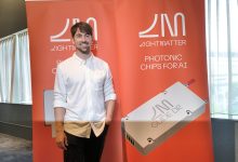 Lightmatter將自己定位為打造下一代AI所需光學基礎設施的關鍵推動者，並宣布加入輝達NVLink。（圖／記者許若茵攝）