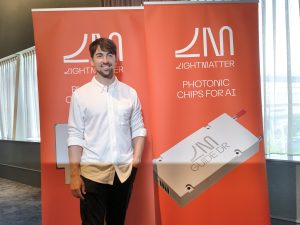 AI人工智慧學院 7 Lightmatter將自己定位為打造下一代AI所需光學基礎設施的關鍵推動者,並宣布加入輝達NVLink。(圖/記者許若茵攝)