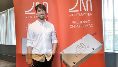 Lightmatter將自己定位為打造下一代AI所需光學基礎設施的關鍵推動者，並宣布加入輝達NVLink。（圖／記者許若茵攝）