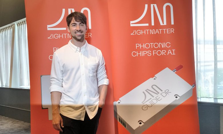 Lightmatter將自己定位為打造下一代AI所需光學基礎設施的關鍵推動者，並宣布加入輝達NVLink。（圖／記者許若茵攝）