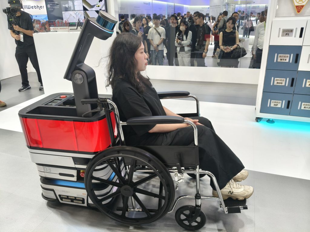 仁寶也展出最新的醫院服務型機器人，從推輪椅、送藥到準備手術包，都可以大幅精簡人力，加速智慧醫院落地。（圖／記者許若茵攝）
