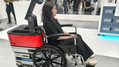 仁寶也展出最新的醫院服務型機器人，從推輪椅、送藥到準備手術包，都可以大幅精簡人力，加速智慧醫院落地。（圖／記者許若茵攝）