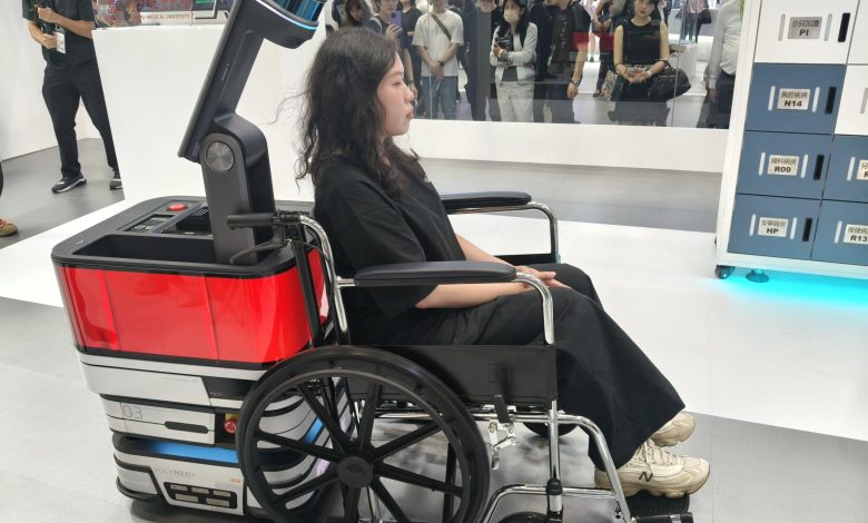 仁寶也展出最新的醫院服務型機器人，從推輪椅、送藥到準備手術包，都可以大幅精簡人力，加速智慧醫院落地。（圖／記者許若茵攝）