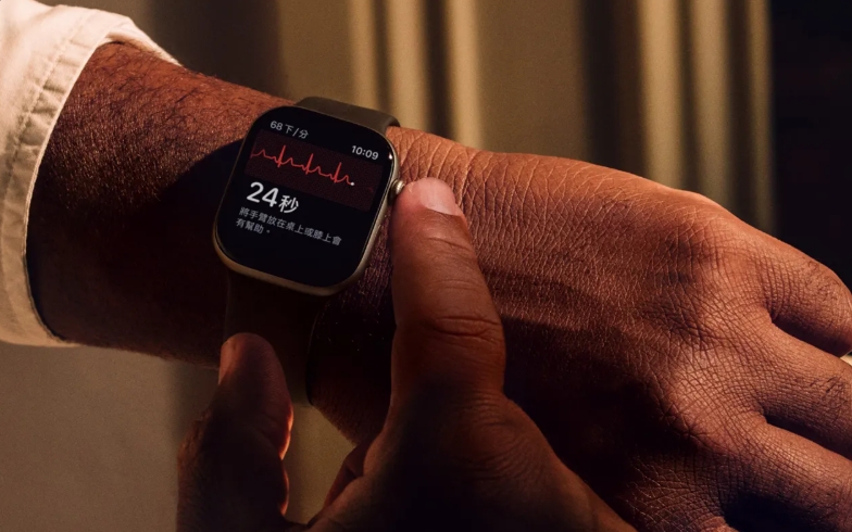 蘋果watchOS 27亮相:免帶手機全面獨立 睡眠與室內路跑精準度大躍進 1 watchOS 27 提高了室內跑步和步行距離追蹤的精準度。蘋果表示,改進後的運動追蹤演算法能夠更精確地測量使用者在跑步機上的運動距離,無需連接 iPhone 即可直接從手腕進行測量。(圖/擷取自蘋果官網)
