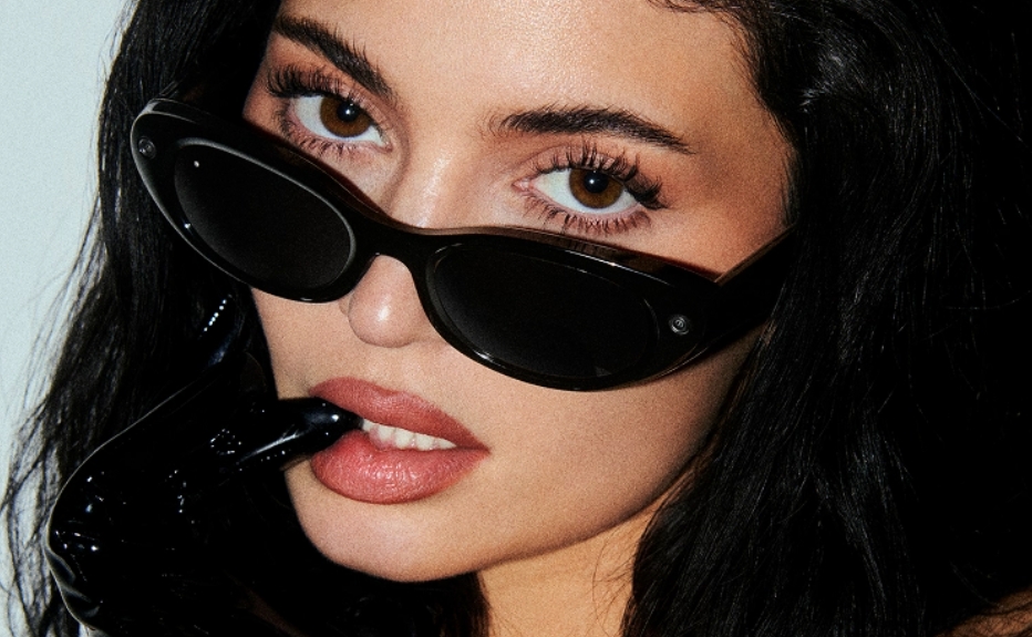 Meta 自有品牌智慧眼鏡亮相 強攻穿戴式裝置市場布局 1 Meta 與 Kylie Jenner 合作設計的首款 AI 眼鏡,獨特的窄框橢圓外型承襲她的招牌風格。具超過 8 小時的電池續航力、6 個麥克風和小巧的開放式喇叭。(圖/截取自meta官網)