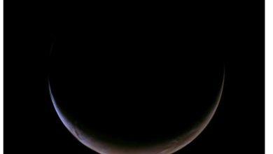 NASA Psyche飛掠火星 回傳最新觀測影像 5 這是由NASA的靈神星(Psyche)任務在近距離飛越火星進行重力助推後,所拍攝到富含水冰的火星南極冠最高解析度影像。該極冠的跨度超過 430 英里(700 公里)。(圖/NASA/JPL-Caltech/ASU)