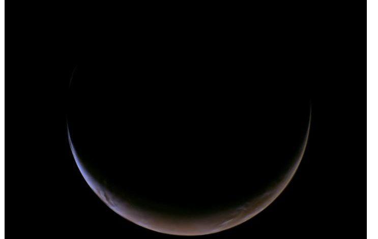 這是由NASA的靈神星（Psyche）任務在近距離飛越火星進行重力助推後，所拍攝到富含水冰的火星南極冠最高解析度影像。該極冠的跨度超過 430 英里（700 公里）。（圖／NASA/JPL-Caltech/ASU）
