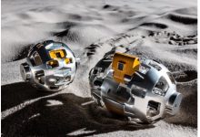 變形微型月球車展開前（左）與展開後（右）。（圖／JAXA/TOMY/Sony Group Corporation/Doshisha University）