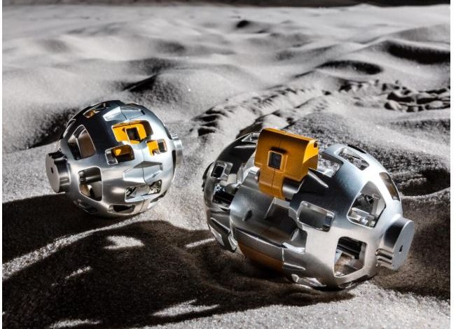 變形微型月球車展開前（左）與展開後（右）。（圖／JAXA/TOMY/Sony Group Corporation/Doshisha University）